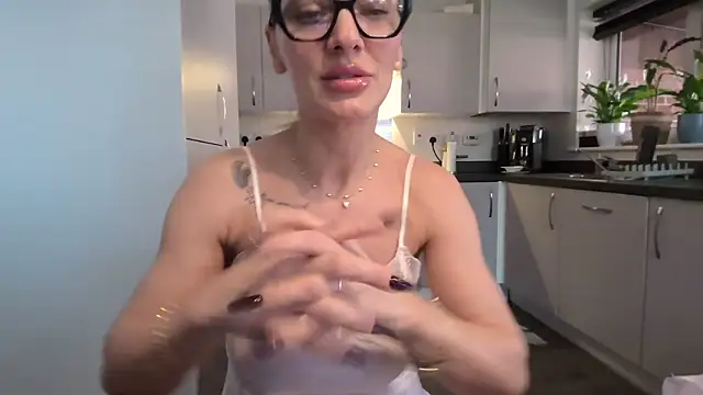 QuenMonicaUK's cam snapshot