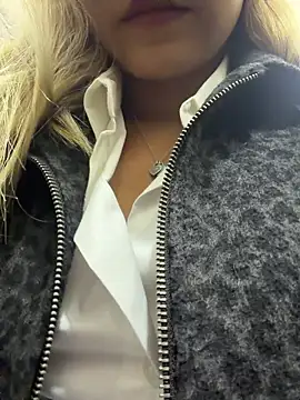 Pretty_roxxyy live sex cam