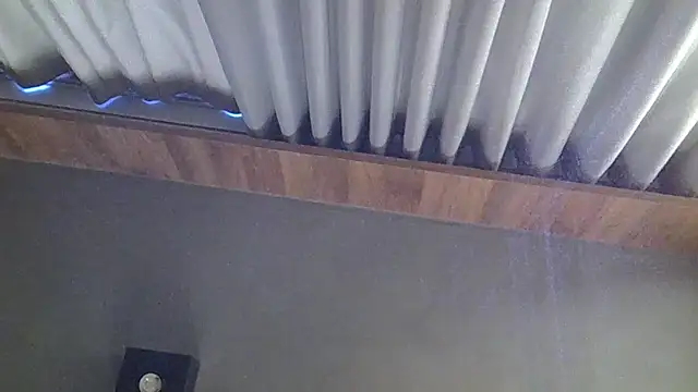 SkinnyKitten live sex cam