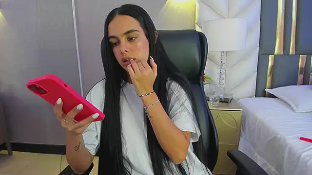 ChloeHarper_'s cam snapshot