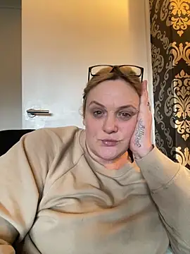 Busty-GilfQuinn's cam snapshot