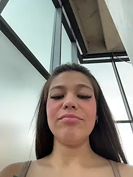 Alyshanon18 live sex cam