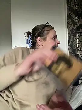 Busty-GilfQuinn's cam snapshot