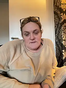 Busty-GilfQuinn's cam snapshot