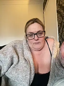 Busty-GilfQuinn's cam snapshot