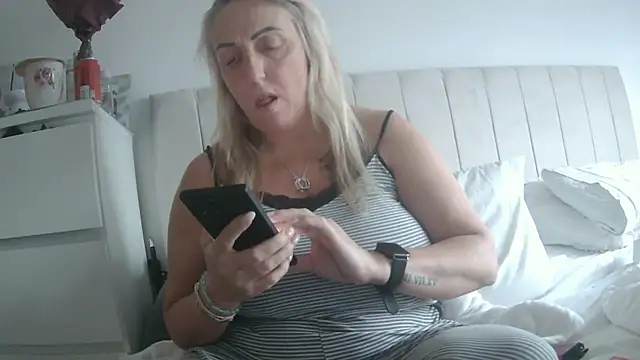 theblondecocklover live sex cam