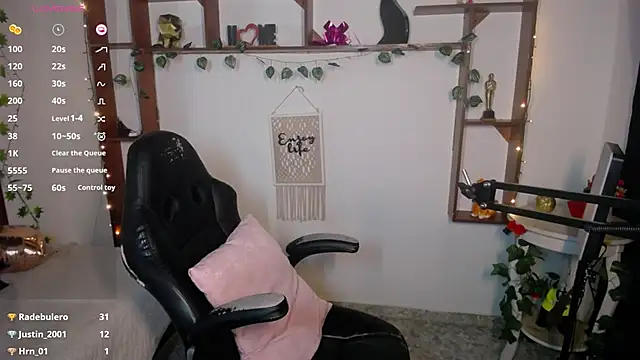 QueenRose94's cam snapshot