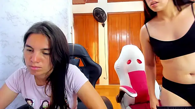 Emily_and_Soffy live sex cam