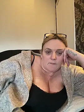 Busty-GilfQuinn's cam snapshot