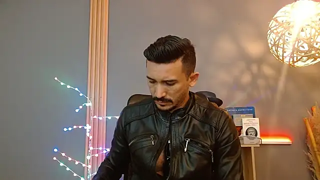 Reiko_85_ live sex cam