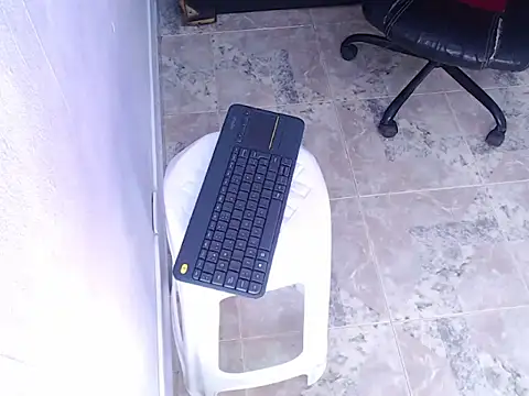 abril_castanocm's cam snapshot