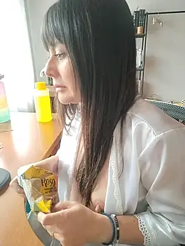 Lyonette_reading1's cam snapshot