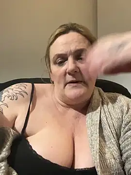 Busty-GilfQuinn's cam snapshot