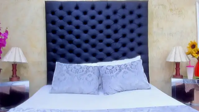 NahomiWhitel live sex cam