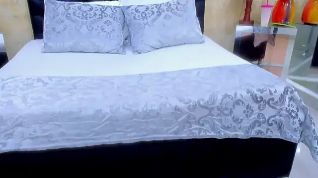 NahomiWhitel live sex cam