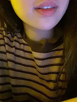 Uyennii02 live sex cam