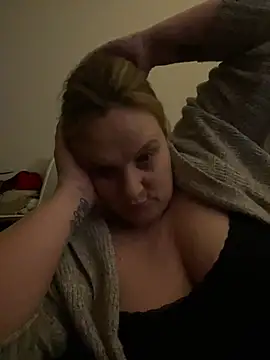 Busty-GilfQuinn's cam snapshot