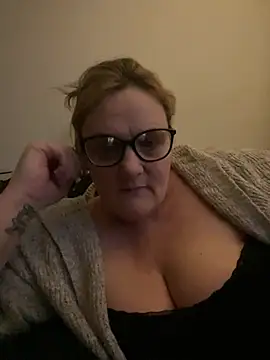 Busty-GilfQuinn's cam snapshot