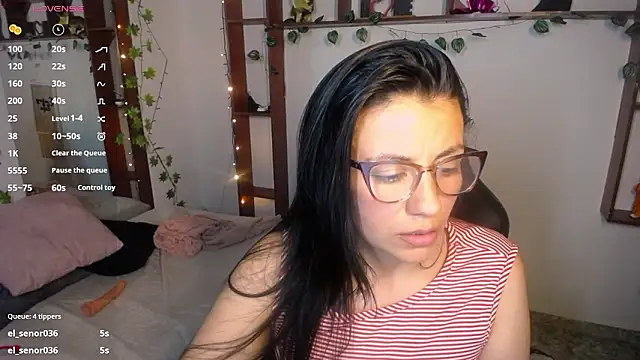 QueenRose94's cam snapshot