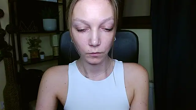 EmillyPlay's cam snapshot