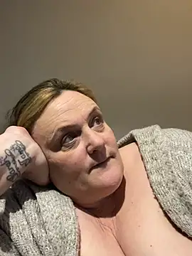 Busty-GilfQuinn's cam snapshot