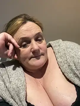 Busty-GilfQuinn's cam snapshot