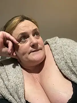 Busty-GilfQuinn's cam snapshot