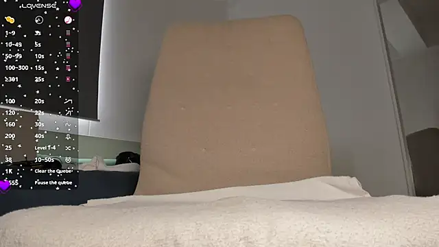 laura-hills18 live sex cam