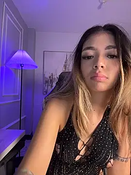 HoneyMollyX live sex cam