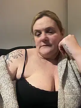 Busty-GilfQuinn's cam snapshot