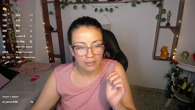 QueenRose94's cam snapshot