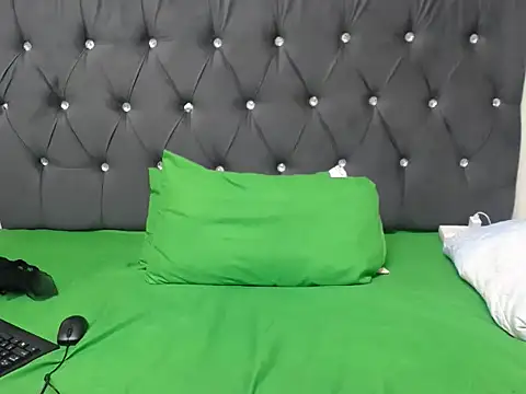 HornyLilHoney's cam snapshot