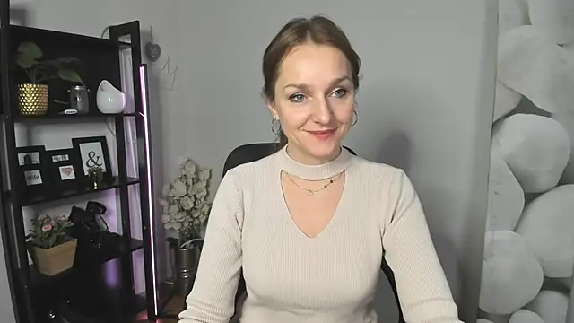 AliciaDesire live sex cam