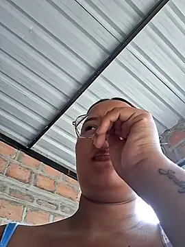 young_dairy01's cam snapshot