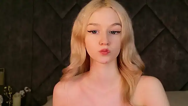 NaomiLoys live sex cam