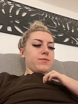 petite_poppy_xox's cam snapshot