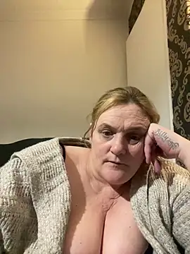 Busty-GilfQuinn's cam snapshot