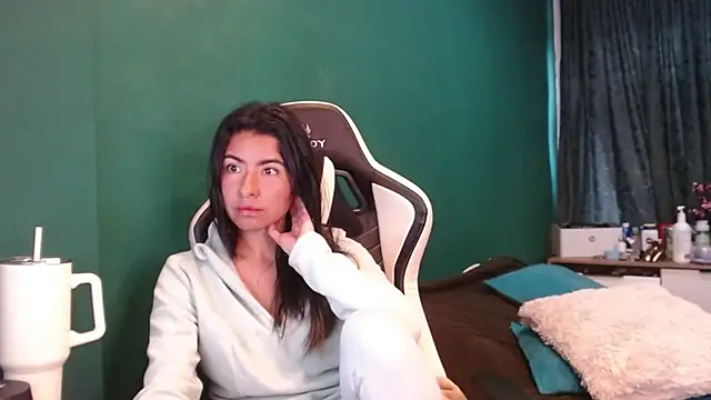 alice_middlee's cam snapshot