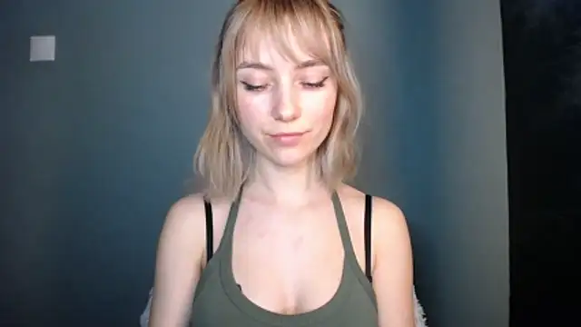 LuciaYoung live sex cam