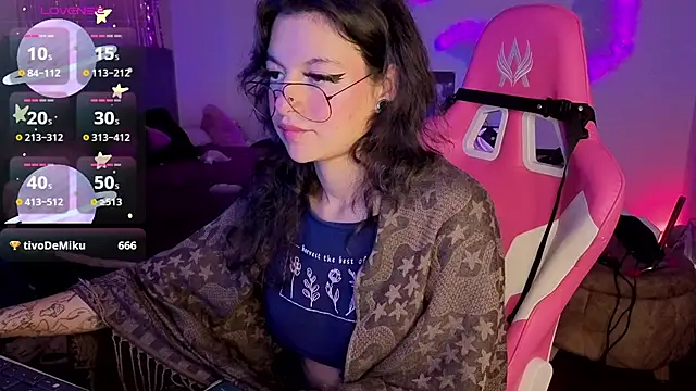 larah_uwu's cam snapshot