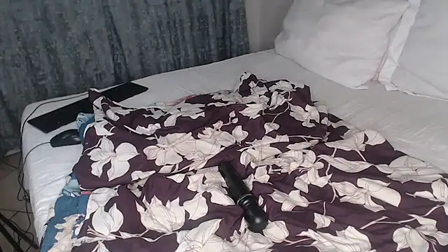 Bella_2025's cam snapshot