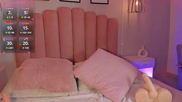 mara_swan_'s cam snapshot