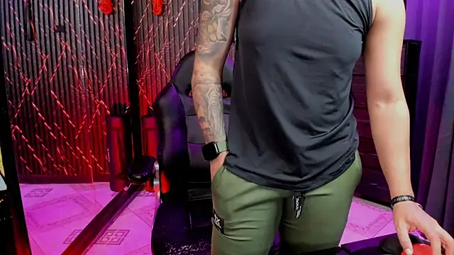 ZhoeStrong live sex cam