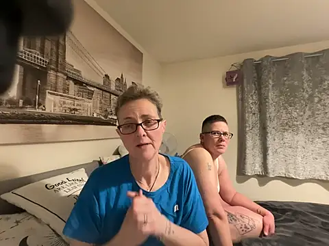 Curvy-Jinx live sex cam