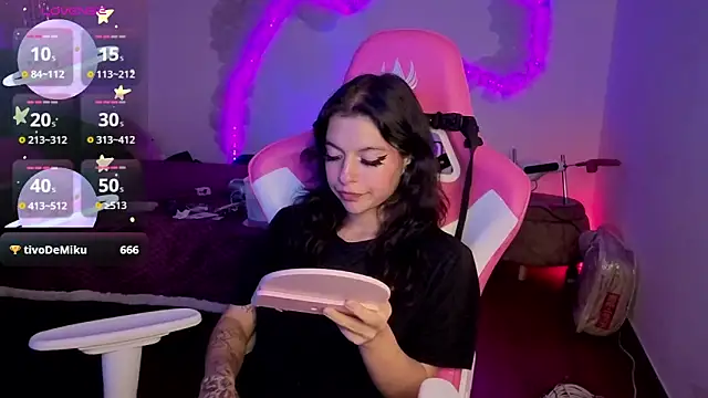 larah_uwu live sex cam