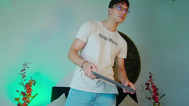 AlessioVitale live sex cam