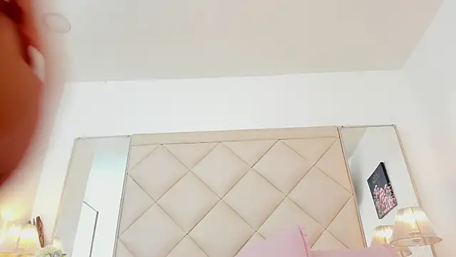 LuciaBenett_'s cam snapshot