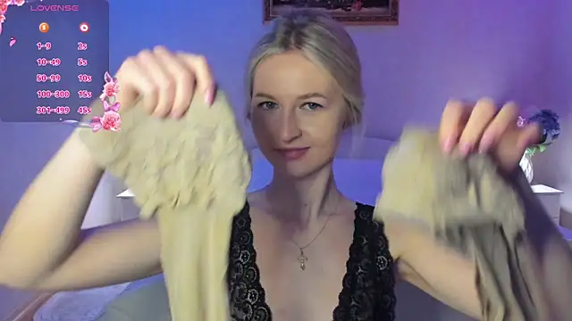 Julie_Blaze's cam snapshot