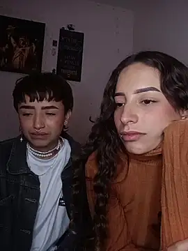 AlexxaAndRileyy live sex cam