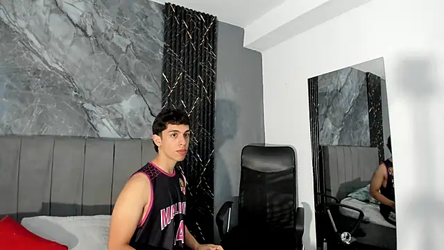 hot_summer_boy_'s cam snapshot